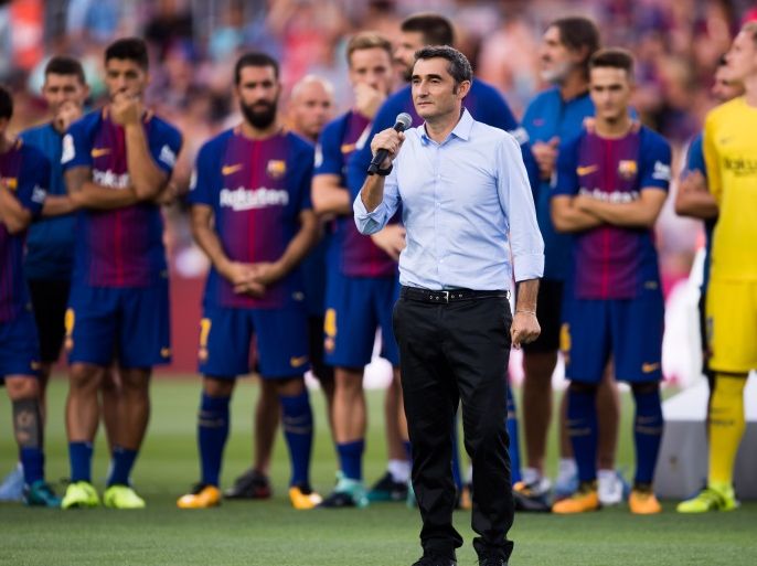 BARCELONA, SPAIN - AUGUST 07: Head coach Ernesto Valverde of FC Barcelona speaks to the spectators before the Joan Gamper Trophy match between FC Barcelona and Chapecoense at Camp Nou stadium on August 7, 2017 in Barcelona, Spain. (Photo by Alex Caparros/Getty Images)