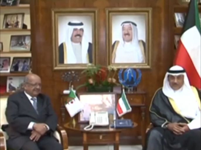 وزير الخارجية الجزائري يلتقي نظيره الكويتي في الكويت ضمن جولة له في المنطقة