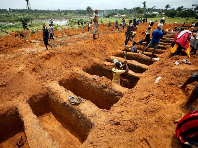 Workers are digging graves at the Paloko cemetery in Waterloo, Sierra Leone August 17, 2017. REUTERS/Afolabi Sotunde TPX IMAGES OF THE DAY