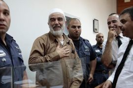 اعتقلت الشرطة الإسرائيلية فجر اليوم الشيخ رائد صلاح رئيس الحركة الإسلامية من منزله في أم الفحم
