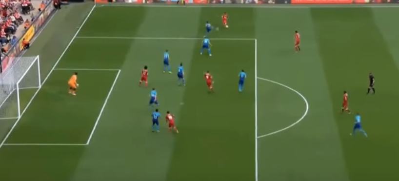 لحظة لعب غوميز للعرضية: 6 من أرسنال مقابل 3 من ليفربول والنتيجة هدف.. لأن أحدا لا يراقب أحدا! (مواقع التواصل)