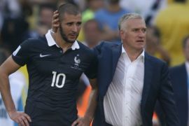 France's coach Didier Deschamps (R) consoles Karim Benzema after the team's 2014 World Cup quarter-finals against Germany at the Maracana stadium in Rio de Janeiro July 4, 2014. REUTERS/Charles Platiau (BRAZIL - Tags: SOCCER SPORT WORLD CUP)