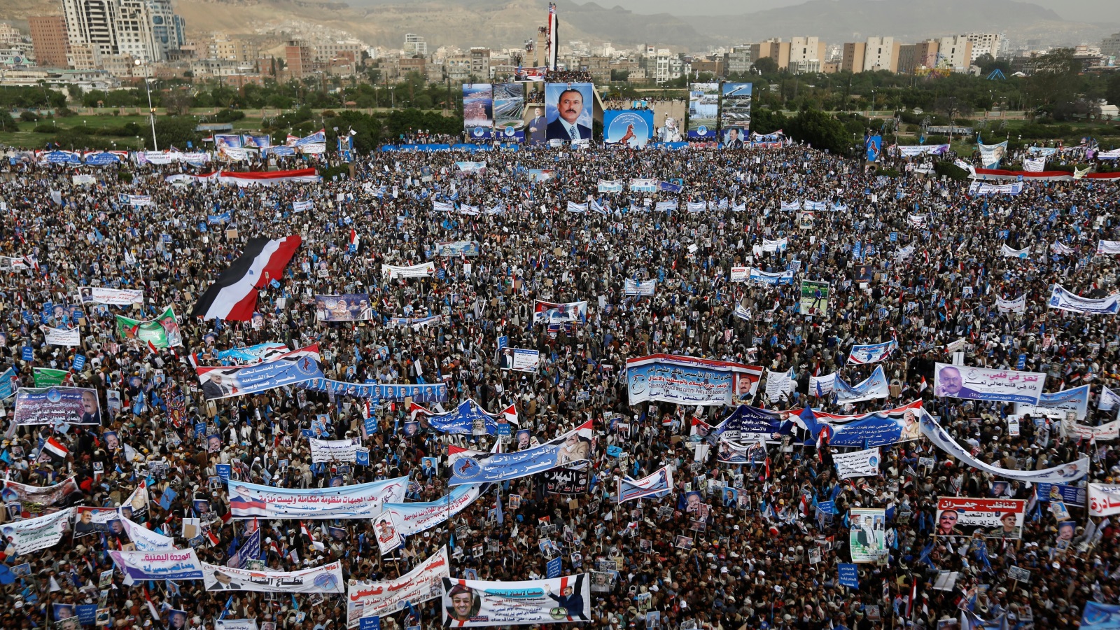 حزب المؤتمر حشد أعدادا ضخمة من مناصريه في ميدان السبعين بصنعاء (رويترز)