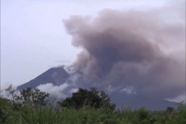 ثار بركان سِينابونغ Sinabung في شمالي شرق جزيرة سومطرة بإندونيسيا صباح اليوم بعد فترة سكون دامت منذ عام ألف وستمئة, وفق المسؤول الإعلامي بالهيئة الإندونيسية لمواجهة الكوارث.
