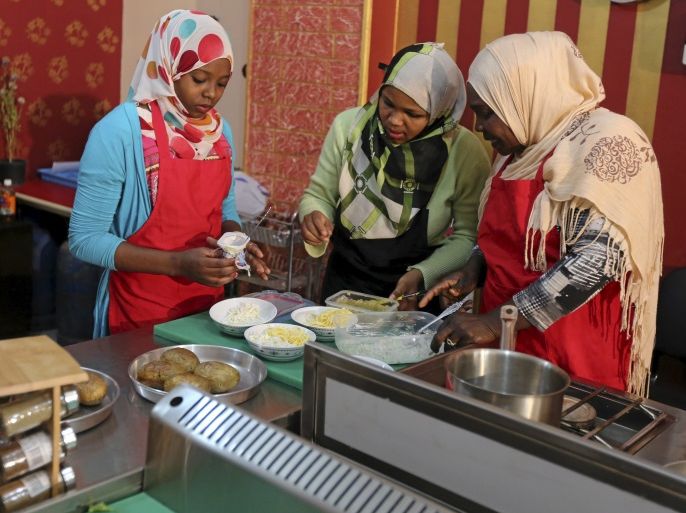 Women attend a cooking class conducted by Egyptian NGO Fard and Egyptian startup Mumm in Cairo, Egypt April 6, 2016. Mumm, which allows users to buy and sell home-made meals online, holds free cooking classes for refugees. The project aims to help refugees learn how to cook meals that they can then sell on their platform. Mumm has teamed up with NGO Fard to provide the free cooking classes to refugees from three countries - Syria, Iraq and Sudan. Picture taken April 6, 2016. REUTERS/Mohamed Abd El Ghany