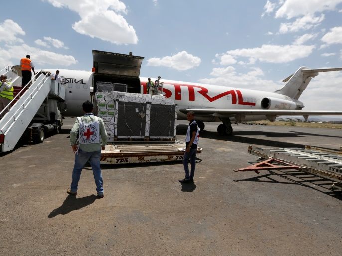 A shipment of emergency medical aid for the Red Cross is being unloaded from a plane at Sanaa airport, Yemen August 29, 2016. REUTERS/Khaled Abdullah