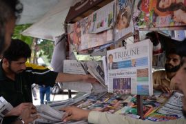 Pakistani residents buy newspapers with front page headlines about US President Donald Trump at a stall in Islamabad on August 23, 2017.Angry and offended Pakistanis fired back on August 23 against Donald Trump's accusations that their country harbours militants, highlighting the heavy toll they have paid fighting extremism and slamming his embrace of arch-rival India. / AFP PHOTO / AAMIR QURESHI / TO GO WITH 'PAKISTAN-US-AFGHANISTAN-DIPLOMACY', FOCUS by Sajjad TARAZ