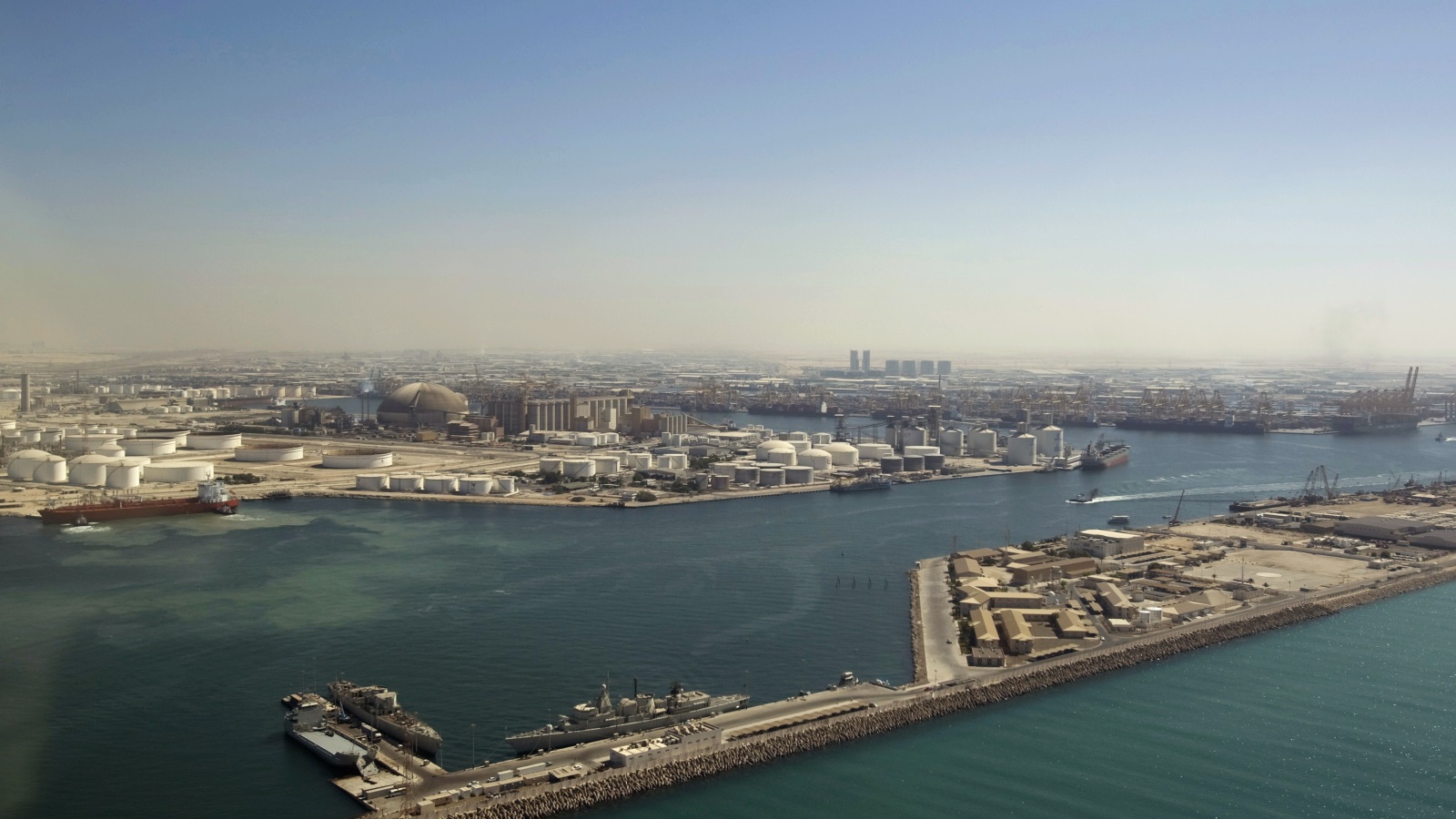 ميناء جبل علي خسر جزءا من عملياته لصالح الموانئ العُمانية 