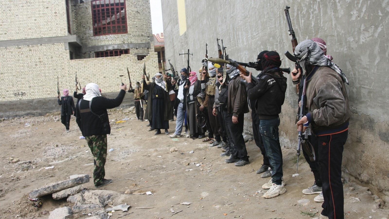 
مجموعة من مسلحي تنظيم القاعدة في مدينة الفلوجة العراقية (رويترز)

