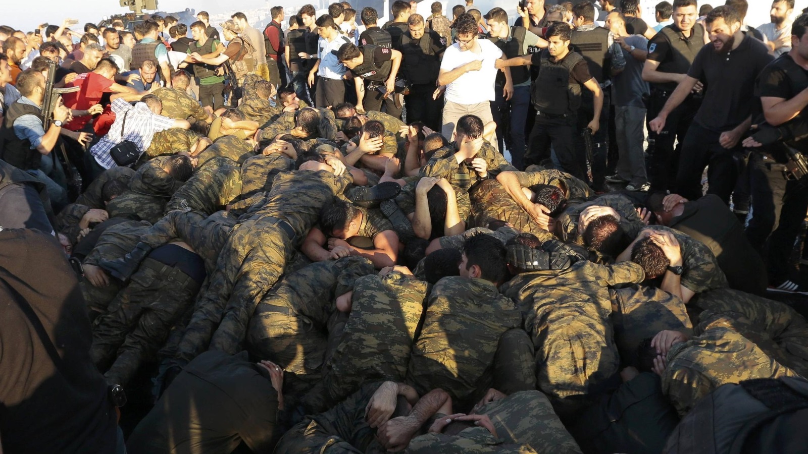 ‪استسلام جنود شاركوا في الانقلاب بتركيا‬ (رويترز)