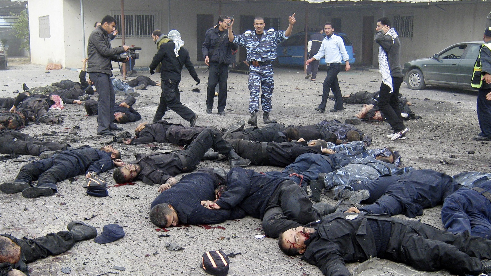  غارة إسرائيلية استشهد فيها رجال الشرطة التابعة لحماس صبيحة يوم 27 (ديسمبر/كانون الثاني) من عام 2008 (رويترز)