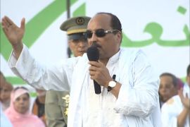 الشرطة الموريتانية تتصدى لتظاهرة مناوئة للاستفتاء وبرلمانيون يطالبون باعتذار الرئيسِ لاتهامه إياهم بالفساد