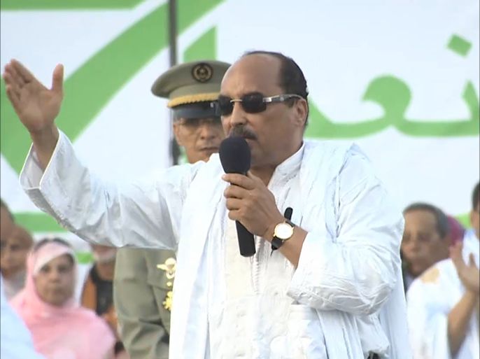 الشرطة الموريتانية تتصدى لتظاهرة مناوئة للاستفتاء وبرلمانيون يطالبون باعتذار الرئيسِ لاتهامه إياهم بالفساد
