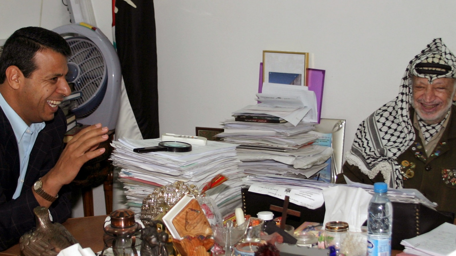 رئيس الأمن الفلسطيني سابقا محمد دحلان والرئيس الفلسطيني الراحل ياسر عرفات (رويترز)
