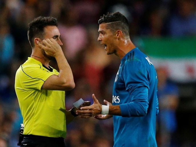 Soccer Football - Barcelona v Real Madrid Spanish Super Cup First Leg - Barcelona, Spain - August 13, 2017 Real Madrid’s Cristiano Ronaldo speaks with referee Ricardo de Burgos Bengoetxea after being shown a red card after receiving a second yellow card for simulation REUTERS/Juan Medina