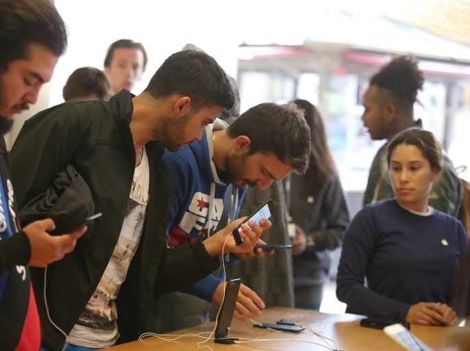Customers buy the new iPhone 7 smartphone inside an Apple Inc. store in Los Angeles, California, U.S., September 16, 2016. REUTERS/Lucy Nicholson