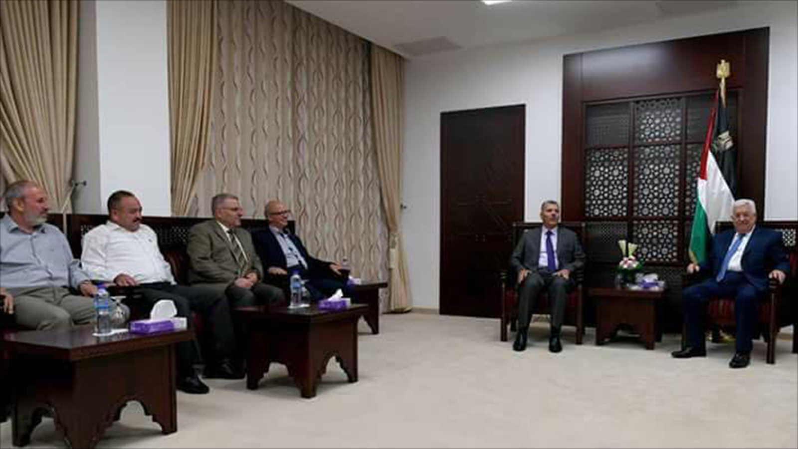 من لقاء الرئيس عباس (يمين) بالدكتور ناصر الشاعر ووفد حماس (الجزيرة)