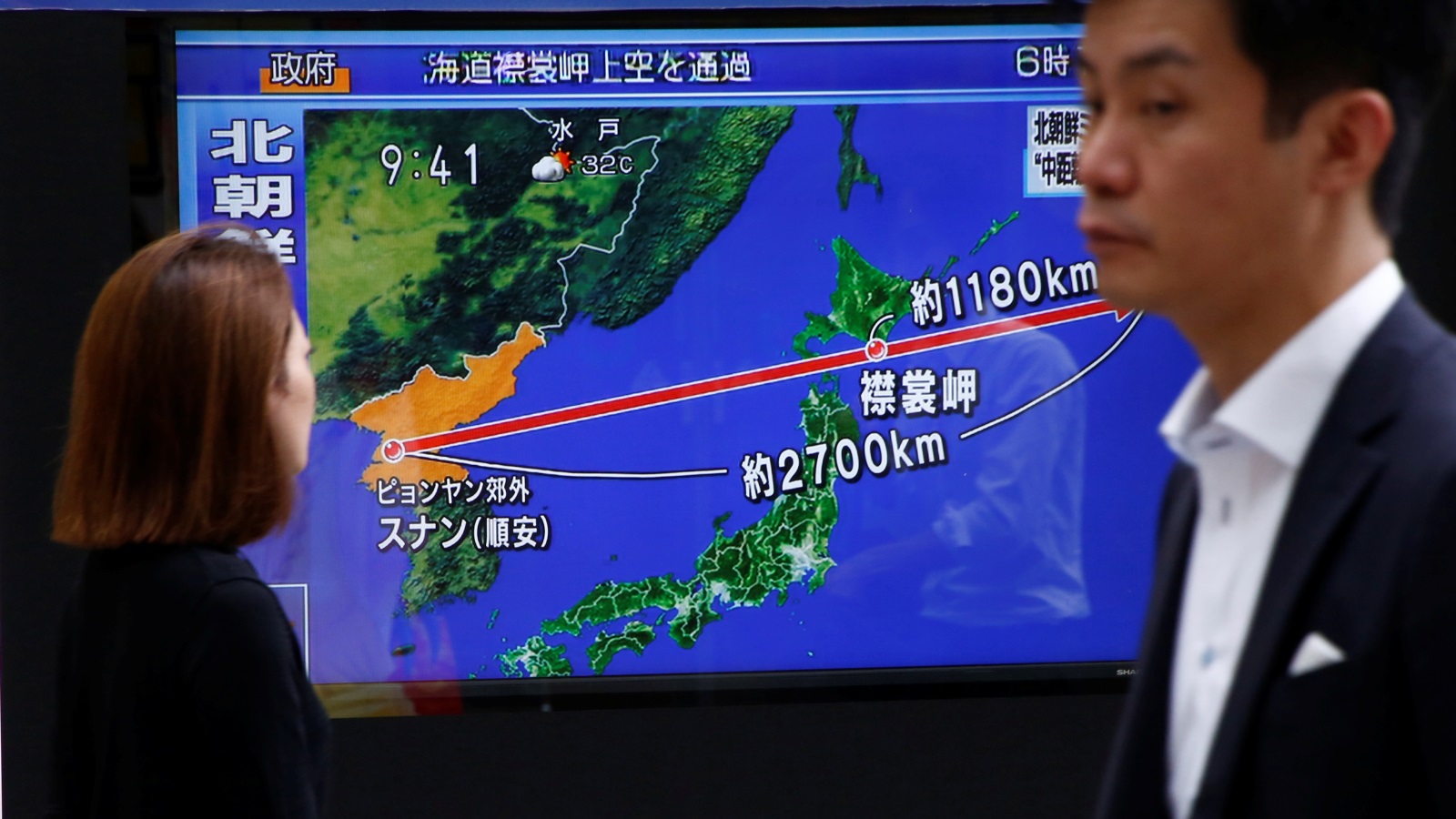 ‪مسار الصاروخ الكوري الشمالي على إحدى شاشات العرض باليابان‬   مسار الصاروخ الكوري الشمالي على إحدى شاشات العرض باليابان (رويترز)