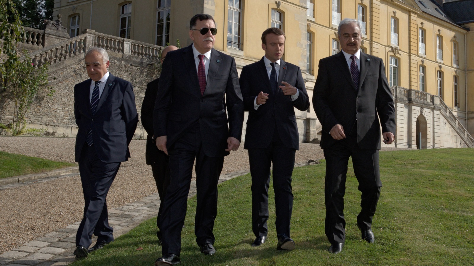 الرئيس الفرنسي ماكرون مع حفتر والسراج والمبعوث الأممي الجديد غسان سلامة ( يسار) (رويترز)