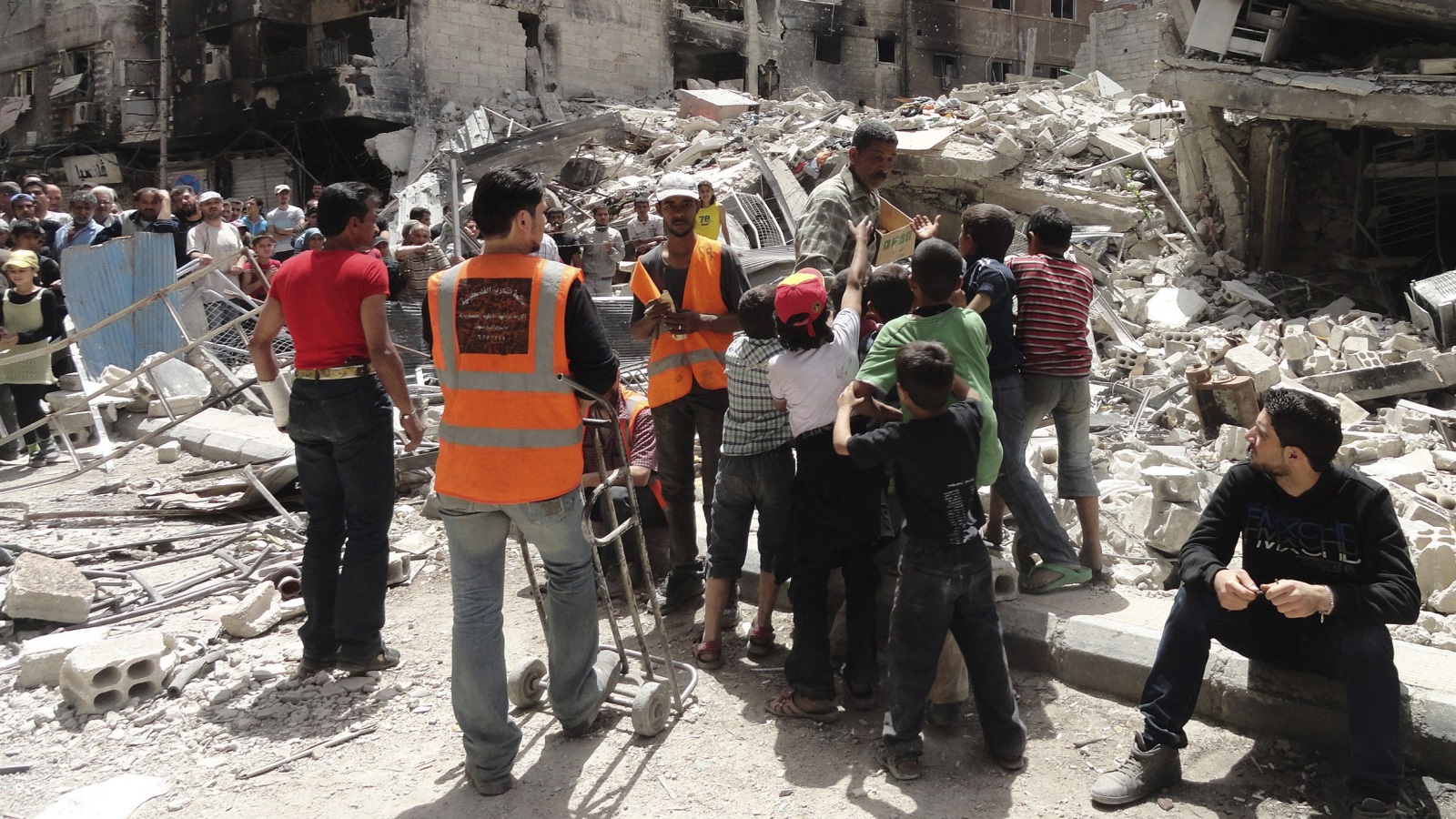 مخيم اليرموك يعاني نقص الرعاية الطبية جراء الحصار (رويترز أرشيف)