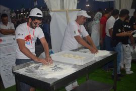 صور للمنافسات بين المشاركين في خلال البطولة الوطنية الولى لصناعة البيتزا بالجزائر من 23 الى 26 اغسطس 2017 في متنزه الصابلات بالجزائر العاصمة.