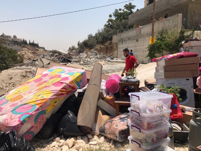 بلدة جبل المكبر شرق القدس، هدمت آليات بلدية الاحتلال منزل المواطن المقدسي حمزة الشلودي