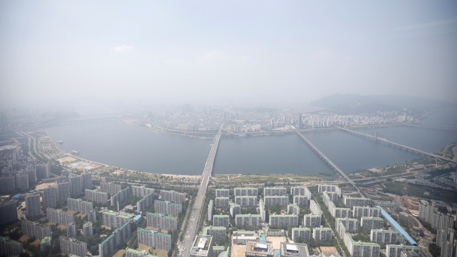 تمثل سول أهمية كبيرة لكوريا الجنوبية، إذ إن أكثر من نصف سكان كوريا الجنوبية البالغ عددهم 50 مليونا يعيشون فيها، كما أن 70% من اقتصاد البلاد معقود على المدينة
