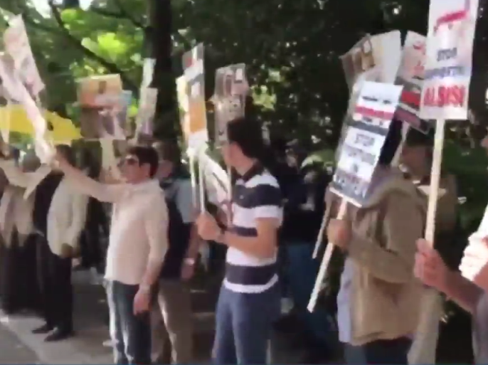 عشرات الناشطين تظاهروا أمام سفارة دولة الإمارات بلندن بدعوة من الحملة الدولية للعدالة للتنديد بدور أبو ظبي في إشعال الفتن ومساندة الحروب والانقلابات في الشرق الأوسط