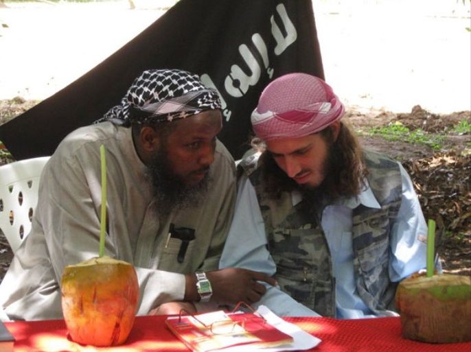 أبو منصور الأمريكي يتحدث مع القيادي في حركة الشباب المجاهدين الشيخ مختار روبو أبو منصور في نفس المناسبة