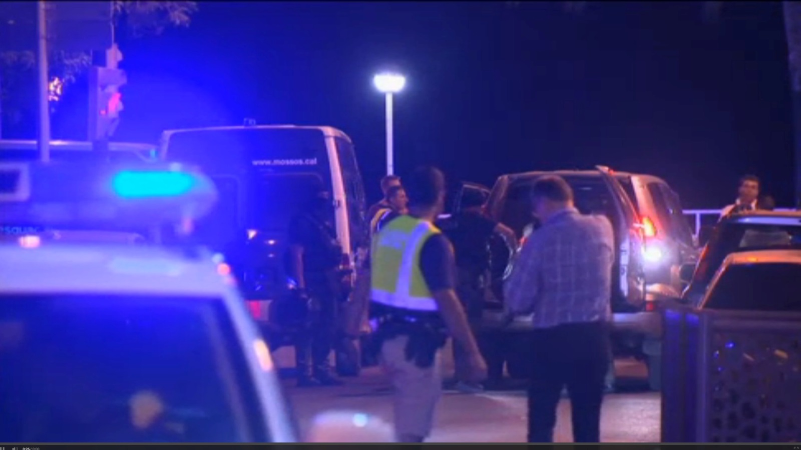 ‪محققون في المكان الذي قتلت فيها الشرطة الإسبانية خمسة مسلحين يحملون أحزمة ناسفة ببلدة كامبريلس جنوب برشلونة‬ (رويترز)