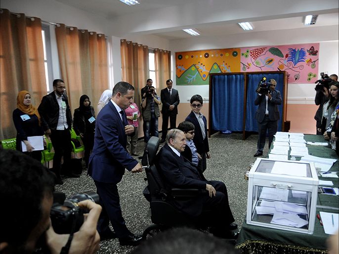 الرئيس بوتفليقة يدلي بصوته في الانتخابات التشريعية