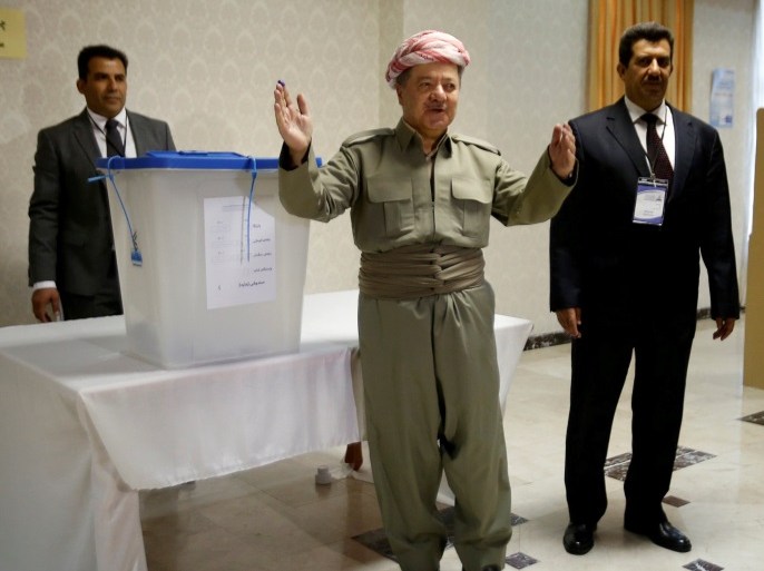 Iraqi Kurdish President Masoud Barzani casts his vote during Kurds independence referendum in Erbil, Iraq September 25, 2017. REUTERS/Azad Lashkari TPX IMAGES OF THE DAY