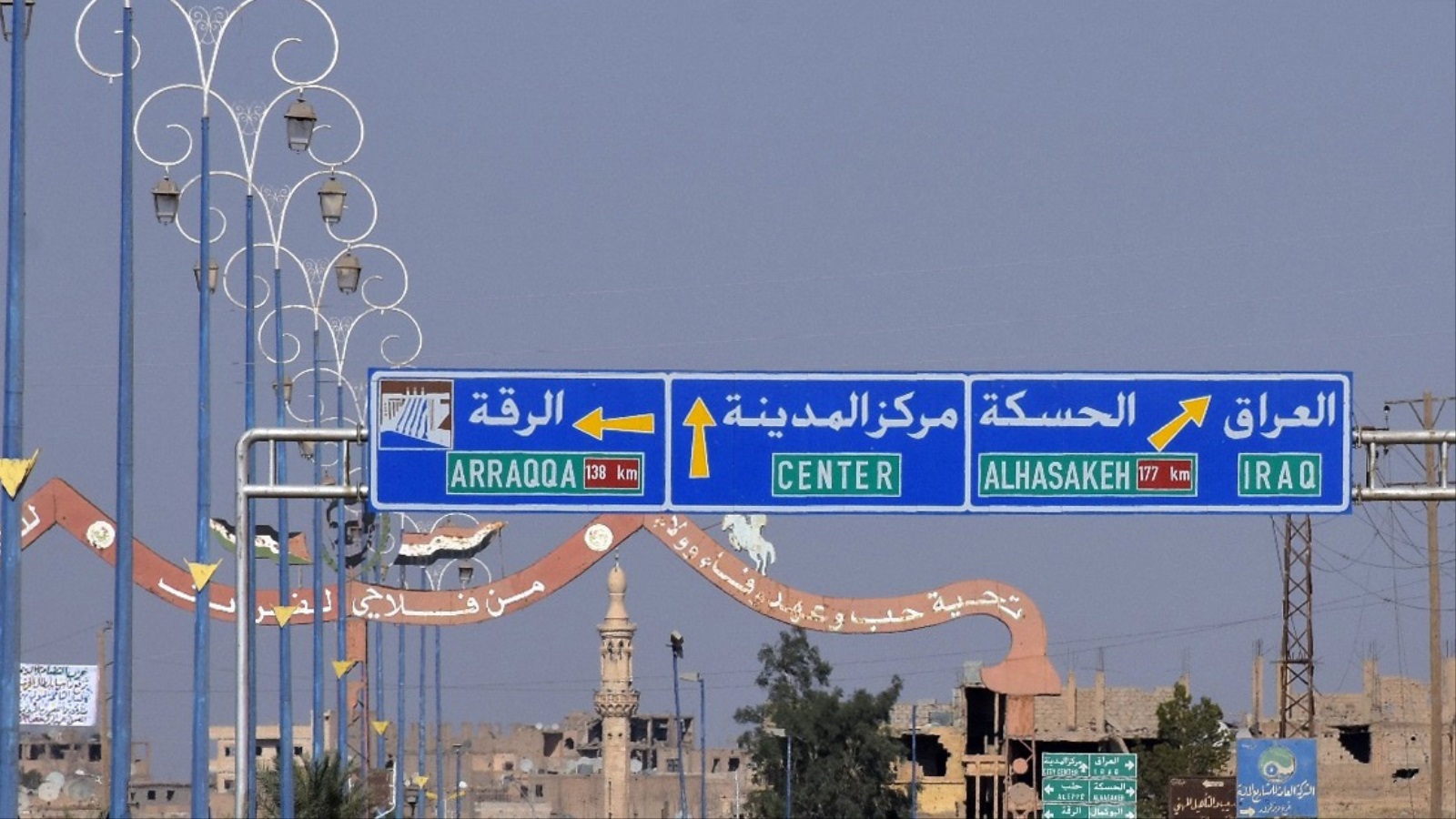 ‪دير الزور ترتبط بحدود مع العراق والأردن وتشكل نقطة وصل بين خمس محافظات سورية‬ (غيتي)