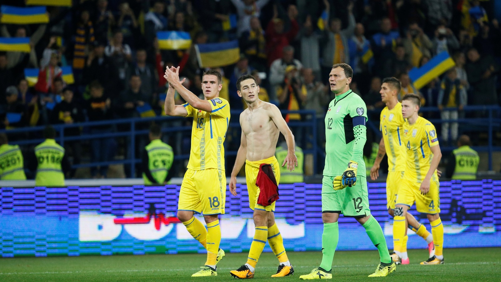 ‪لاعبو منتخب أوكرانيا يحيون الجمهور عقب فوزهم على تركيا بهدفين نظيفين‬ (رويترز)