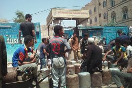 طوابير طويلة للسكان في صنعاء مع اسطوانات الغاز الفارغة بحثا عن أسعار رخيصة