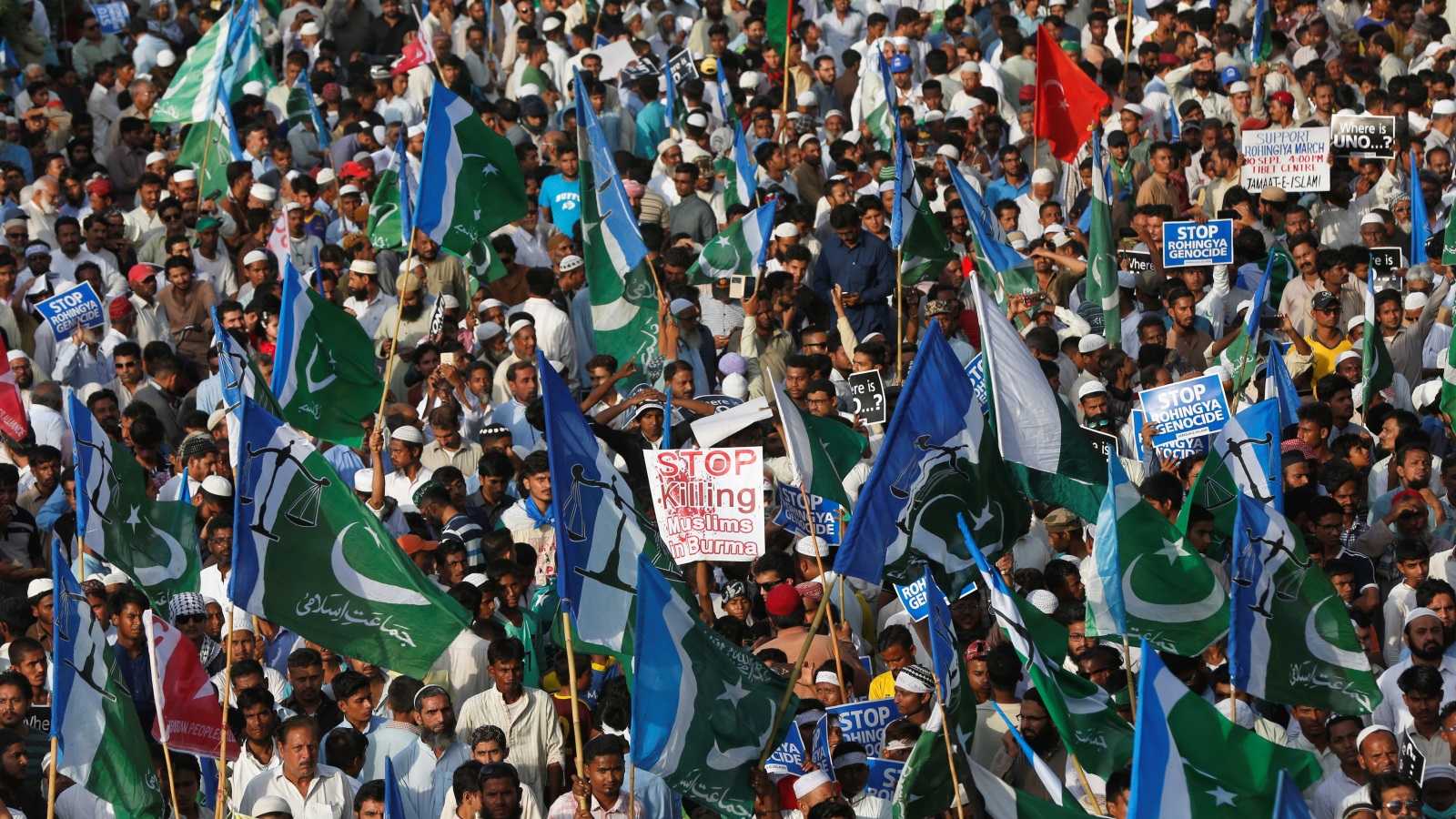 ‪آلاف الباكستانيين يحتجون في كراتشي مطالبين بطرد سفير ميانمار‬ (رويترز)