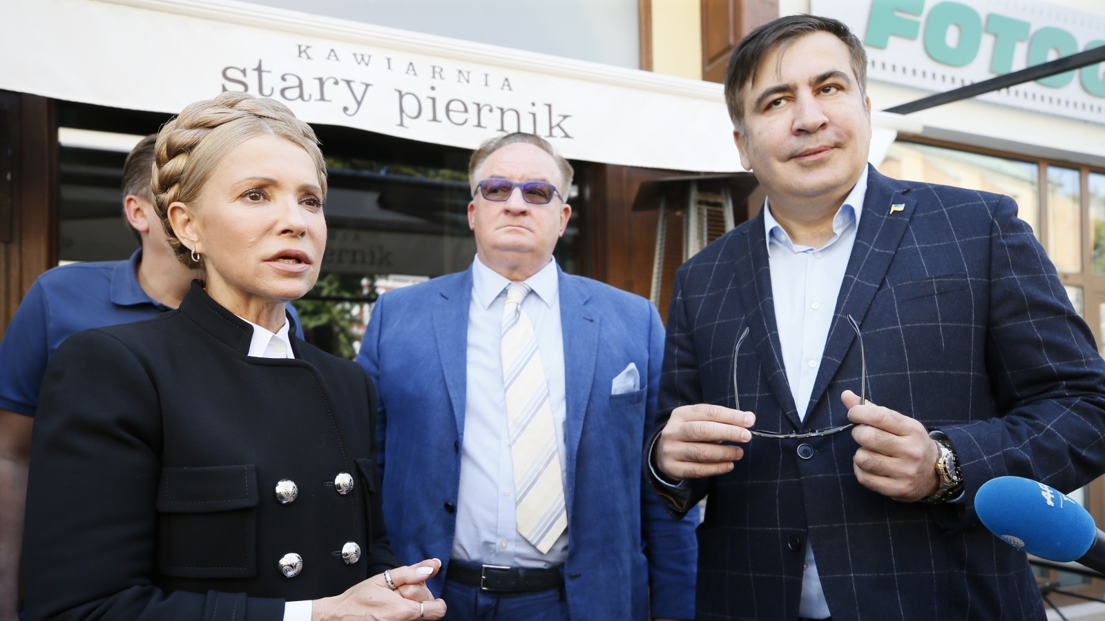 ‪زعيمة المعارضة الأوكرانية يوليا تيموشينكو ظهرت إلى جانب ساكاشفيلي‬ (يمين)(رويترز)