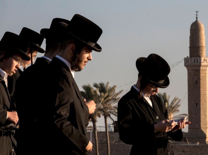 Ultra-Orthodox Jewish men pray along the Mediterranean Sea in the Israeli city of Herzliya, near Tel Aviv, while performing the 'Tashlich' ritual on September 28, 2017, during which 'sins are cast into the water to the fish'.The 'Tashlich' ritual is performed before the Day of Atonement, or Yom Kippur, the most important day in the Jewish calendar, which in 2017 starts at sunset on September 29. / AFP PHOTO / JACK GUEZ (Photo credit should read JACK GUEZ/AF
