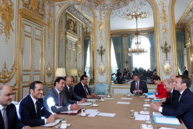 French President Emmanuel Macron (R) and Qatar Emir Sheikh Tamim bin Hamad al-Thani (3rdL) attend a meeting at the Elysee Place in Paris, France, September 15, 2017. REUTERS/Charles Platiau