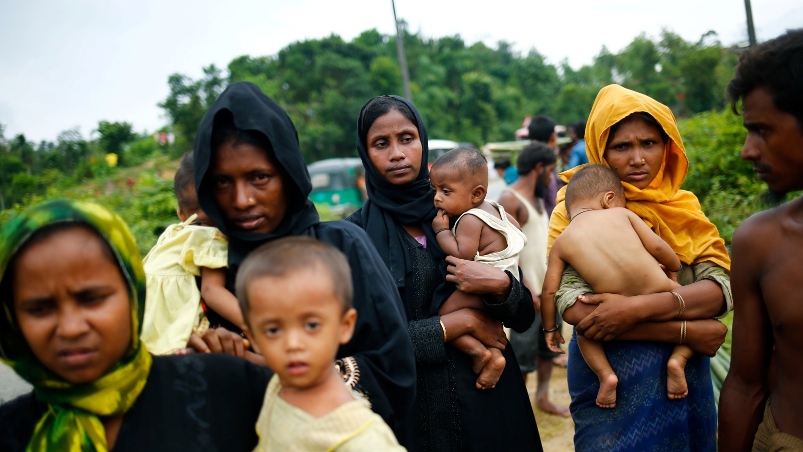 ‪لاجئون من الروهينغا على حدود بنغلاديش‬ لاجئون من الروهينغا على حدود بنغلاديش (رويترز)
