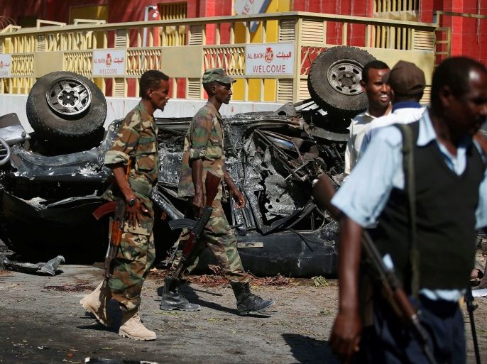 Somali government soldiers secure the scene of an attack on a restaurant by the Somali Islamist group al Shabaab in the capital Mogadishu, Somalia, October 1, 2016. REUTERS/Feisal Omar TPX IMAGES OF THE DAY