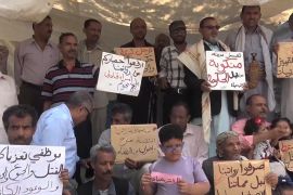 موظفون حكوميون في تعز يواصلون اعتصامهم بسبب تأخر رواتبهم