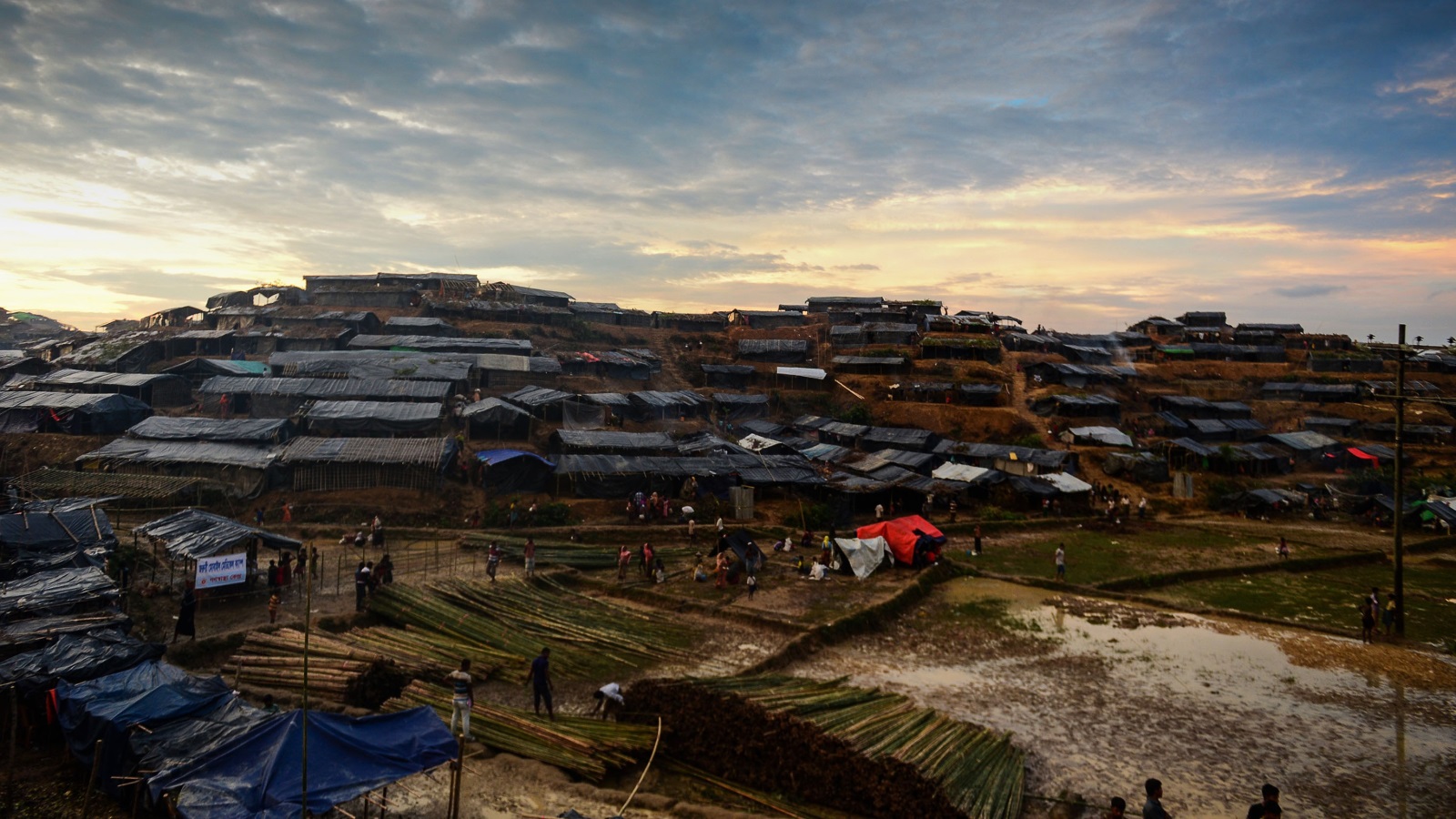 ‪بيوت من قصب أقامها فارون من أراكان في منطقة أوخيا داخل بنغلاديش‬ (غيتي)