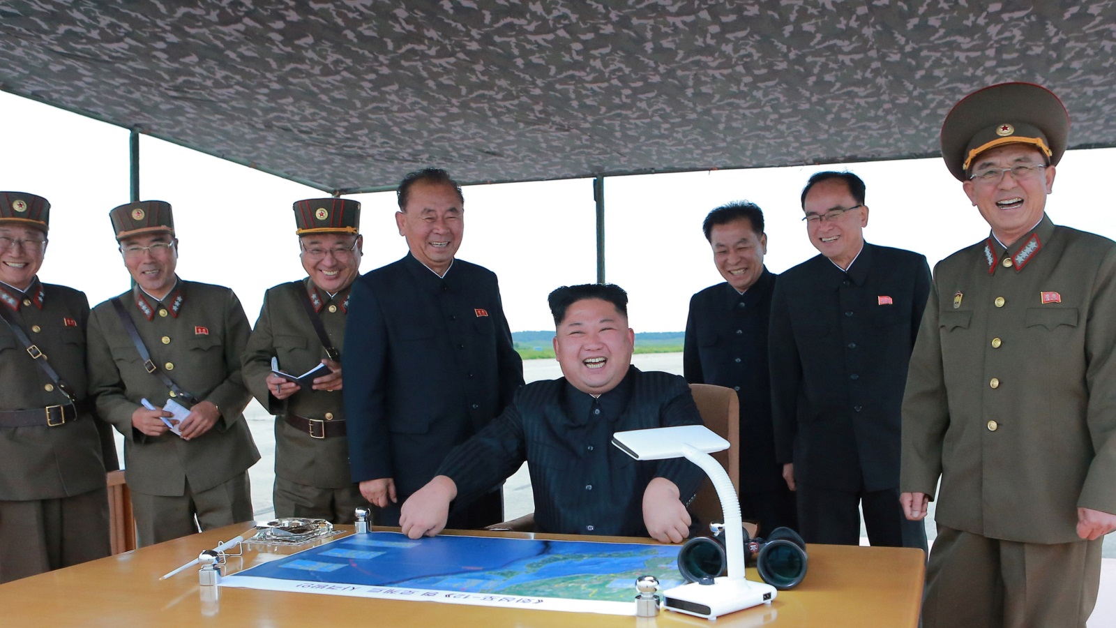 ‪قادة كوريا الشمالية قابلوا ردود الفعل الدولية على التجارب الصاروخية بابتسامات عريضة‬  (رويترز)
