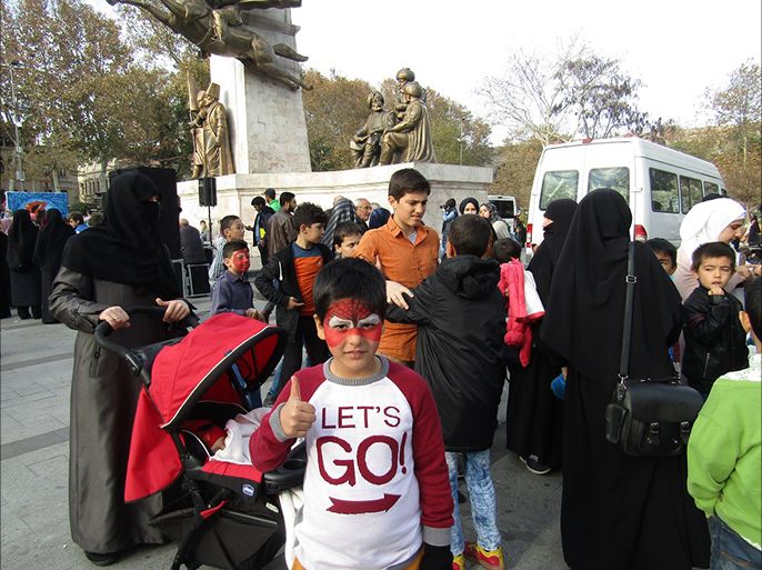 طفل سوري يشارك اقرانه الاتراك في احدى الفعاليات في اسطنبول