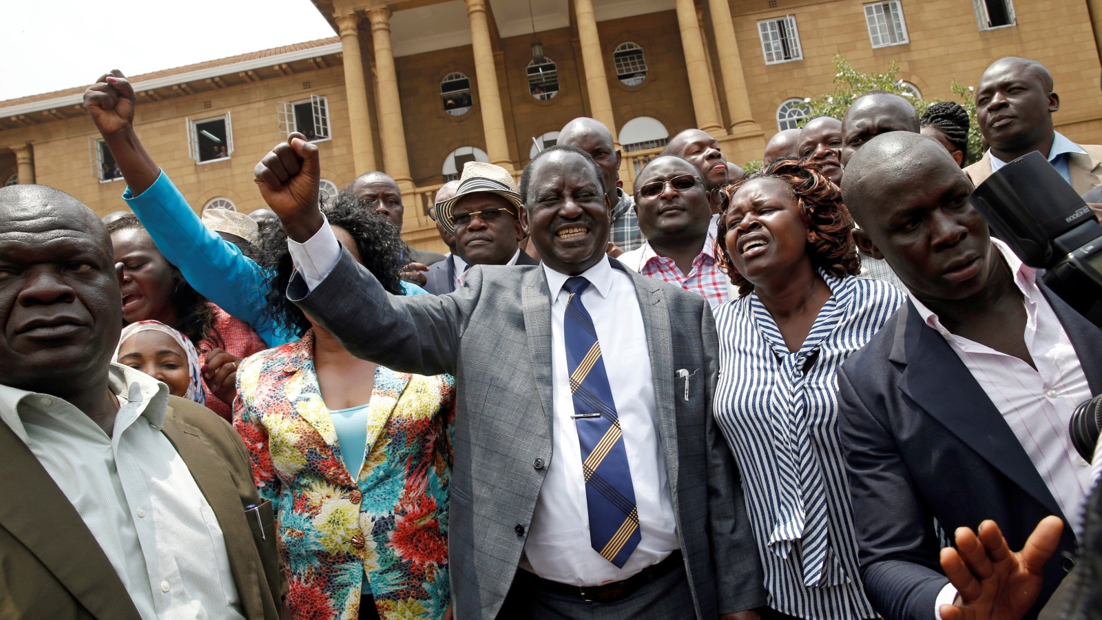 ‪أودينغا يحتفل مع أنصاره خارج مقر المحكمة العليا في نيروبي‬ (رويترز)