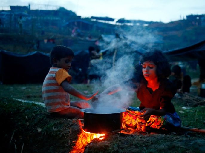 Rohingya refugee girl cooks a meal in an open place near Balukhali in Cox’s Bazar, Bangladesh, September 4, 2017. REUTERS/Mohammad Ponir Hossain TPX IMAGES OF THE DAY