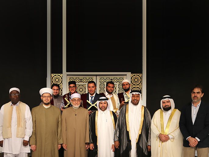 صورة تجمع لجنة التحكيم والفائزين في الدورة الأولى من مسابقة تلاوة القرآن في كتارا