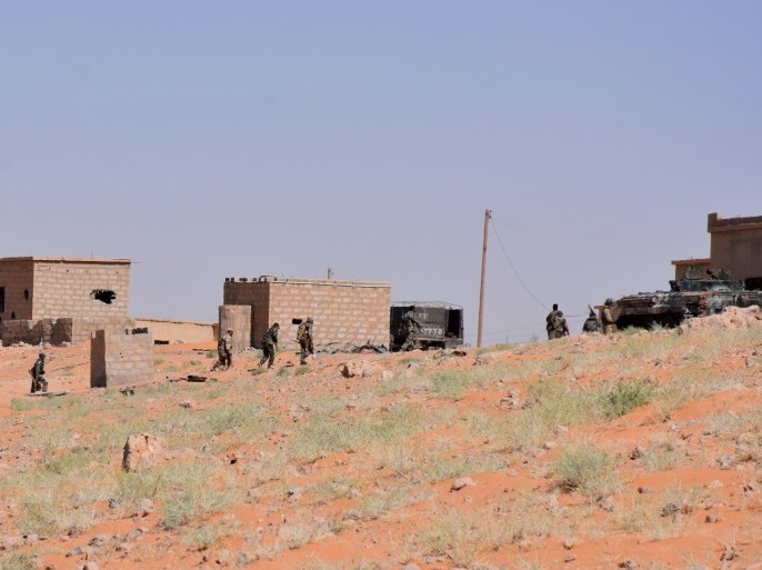 Syria government forces advance in Al-Shula on the southwestern outskirts of Deir Ezzor, on September 7, 2017, during the ongoing battle against Islamic State (IS) group jihadists. Syria's army are continuing their battle to expel Islamic State group fighters from their key stronghold of Deir Ezzor after breaking a years-long siege of a government enclave in the city. / AFP PHOTO / George OURFALIAN (Photo credit should read GEORGE OURFALIAN/AFP/Getty Images)