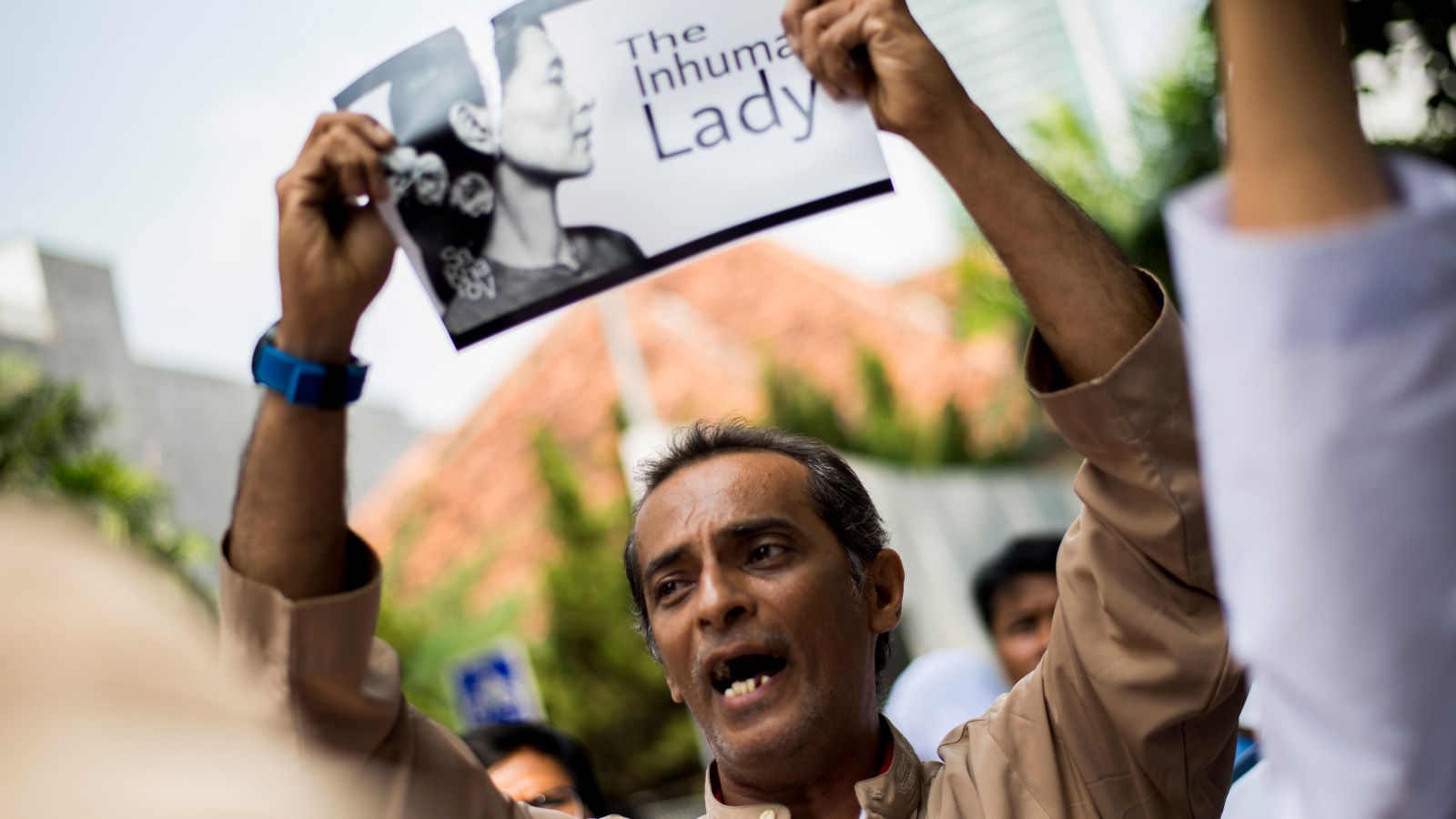 ‪غيتي إيميدجز‬ متظاهر في إندونيسيا يرفع صورة تندد بقسوة مستشارة الدولة في ميانمار أونغ سان سو كي